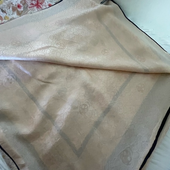 Alexander McQueen Silk wrap/Shawl. - Picture 12 of 16